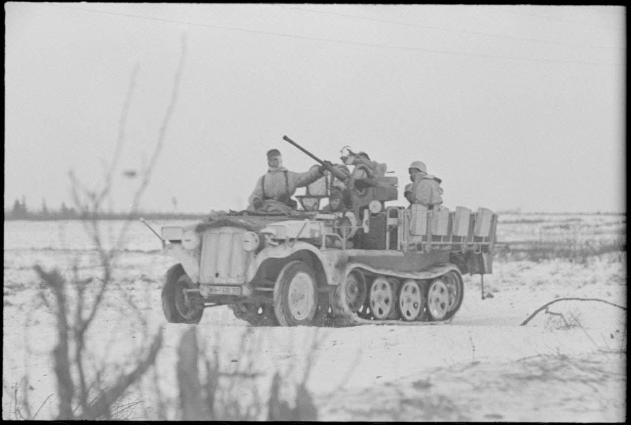 ImagesDéfense Un semi chenillé Sd kfz 10 4 armé d un canon de 2 cm