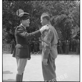 ImagesDéfense Le général Guy Schlesser félicite les participants du