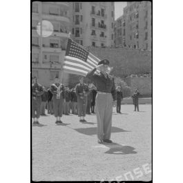 ImagesDéfense Des personnalités militaires réunies sur la place du