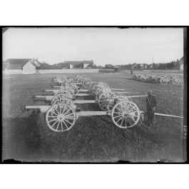 ImagesDéfense Artillerie Un artilleur pose devant une batterie avec