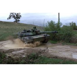 ImagesDéfense Le char AMX Leclerc roule dans une flaque d eau sur un