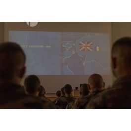 ImagesDéfense Des soldats du contingent français assistent à un