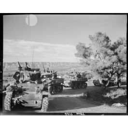 ImagesDéfense Colonne de chars légers M5 A1 Stuart du 2e peloton du