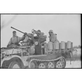 ImagesDéfense Un semi chenillé Sd kfz 10 4 armé d un canon de 2 cm