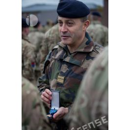 ImagesDéfense Le lieutenant colonel Andrew Ridland remet une médaille