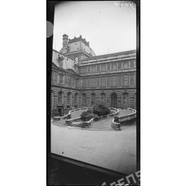 ImagesDéfense Paris palais du Louvre La cour et l escalier du