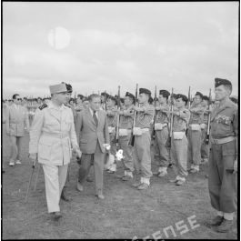 ImagesDéfense Inspection des troupes par le général Jean de Lattre de