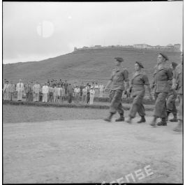 ImagesDéfense Défilé des troupes devant les autorités dont le