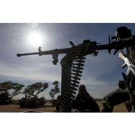 ImagesDéfense Un soldat malien sert une mitrailleuse Kord de 12 7 mm