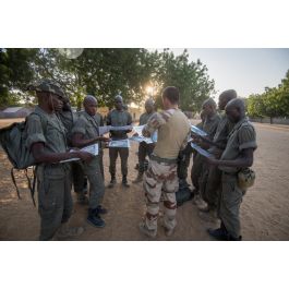 Imagesd Fense Un Instructeur Du Er R Giment De Chasseurs Rch