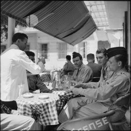 Imagesd Fense Repas Dans Une Brasserie D Alger Pour Un Groupe De