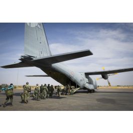 Imagesd Fense Des Soldats Maliens Embarquent Bord D Un Avion