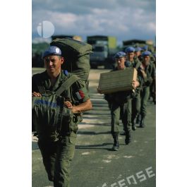 ImagesDéfense Un militaires du bataillon français marche avec son