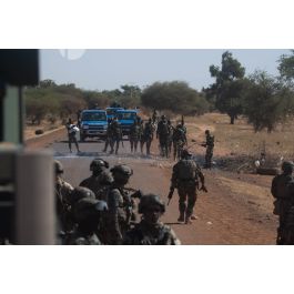 ImagesDéfense Des gendarmes nigériens assistent les soldats français