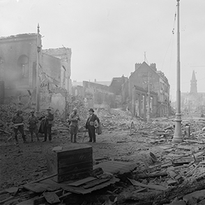 Vue 'Amiens en ruines pendant la Première Guerre mondiale
