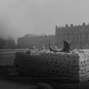 Statue protégée dans le parc du Château de Versailles durant la Première Guerre mondiale