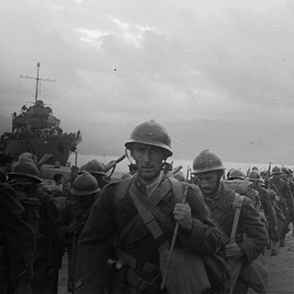 Soldats de l'Armée d'Afrique du Nord débarquant en Corse en septembre 1943