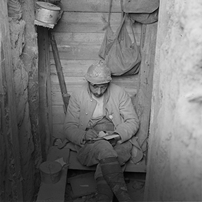 Poilu écrivant une lettre pendant la Première Guerre mondiale