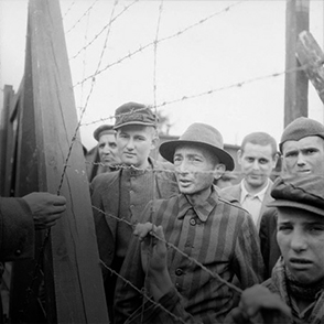 Prisonniers lors de la libération du camp de Vaihigen en 1945