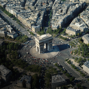 Vue aérienne de l'Arc de Triomphe à Paris