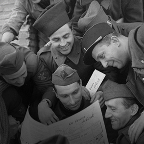 Soldats français lisant le journal à l'automne 1939