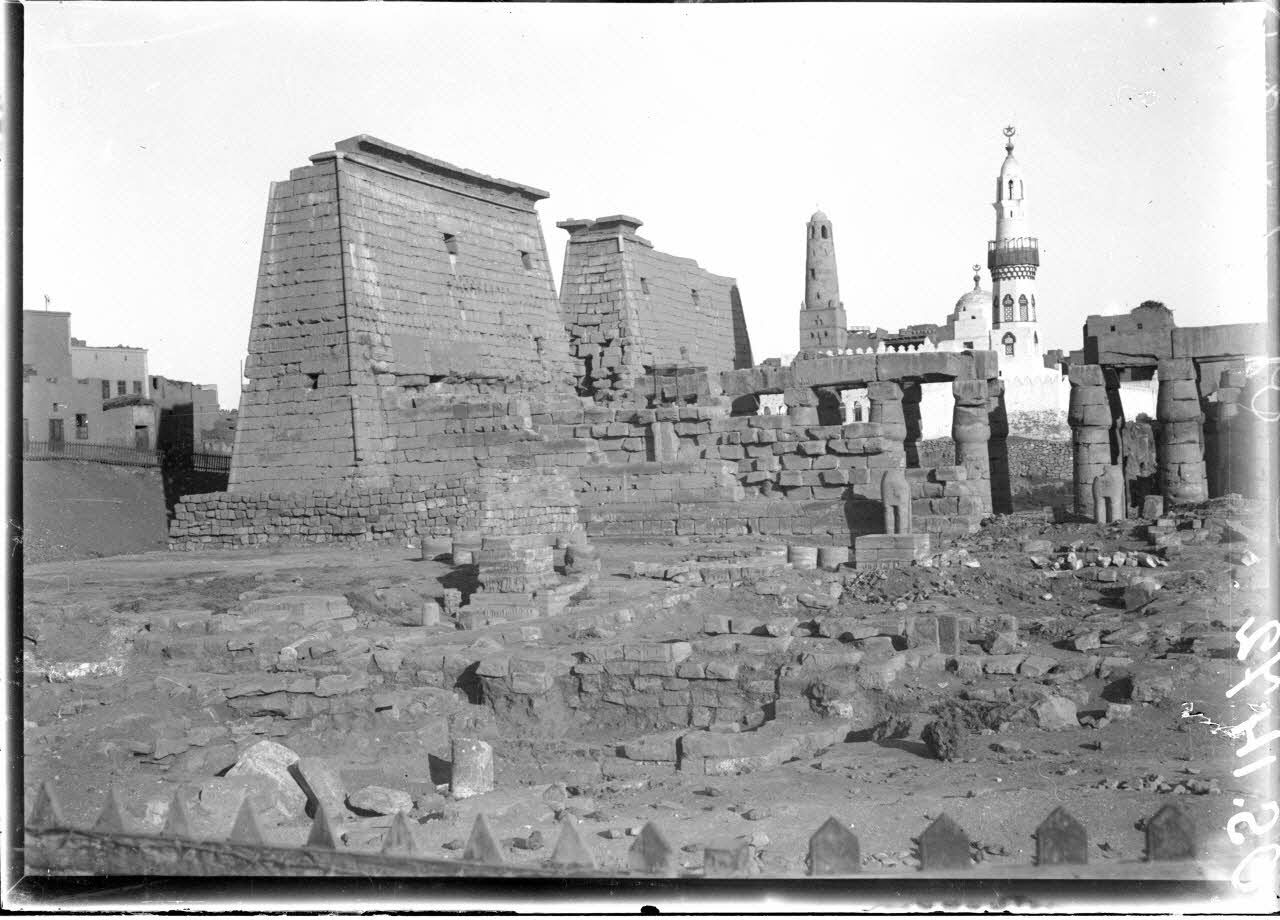 Egypte. Le temple de Louqsor. [légende d'origine]