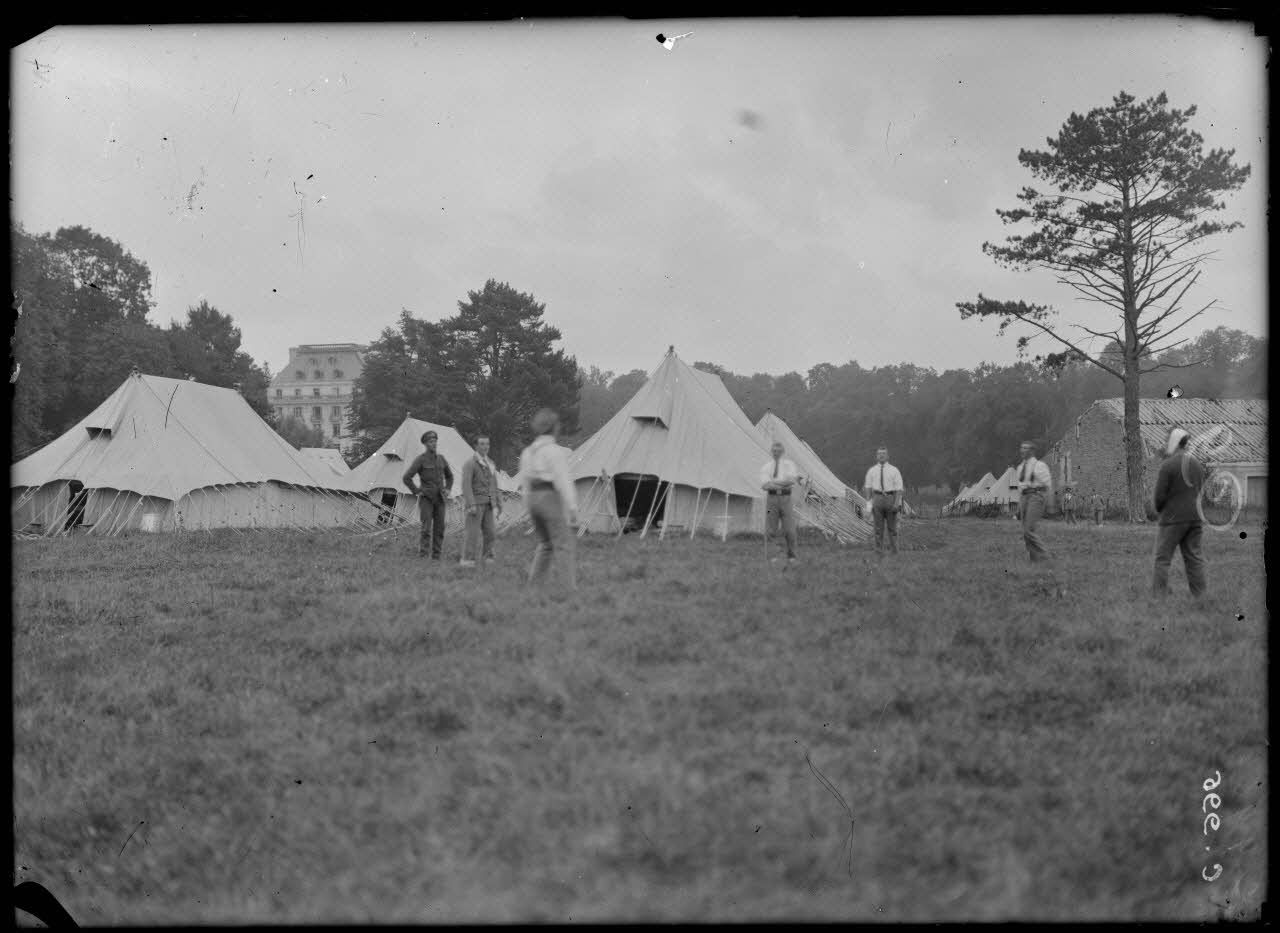 Versailles. N°4. General hospital. British Army. Une partie de foot-ball. [légende d'origine]