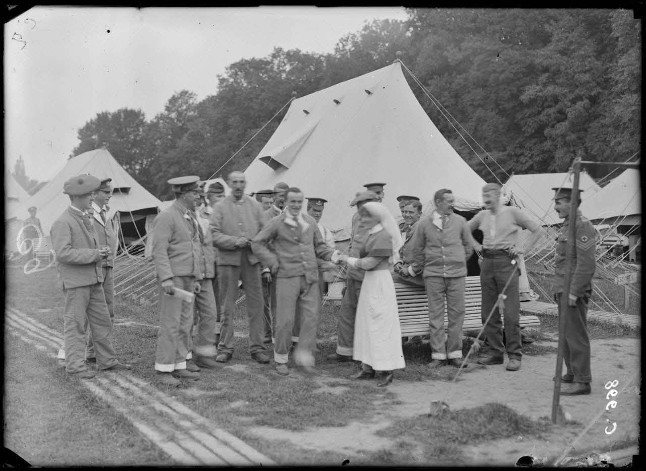 Versailles. N°4. General hospital. British Army. Un coin du camp anglais avec Miss Keiney. [légende d'origine]