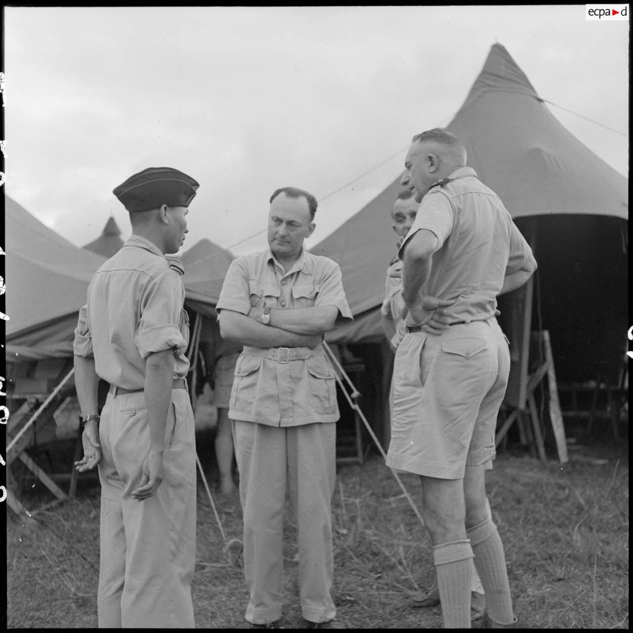 Monsieur de Chevign&eacute;, le g&eacute;n&eacute;ral de Linar&egrave;s et le colonel Gilles au PC op&eacute;rationnel de Na San.