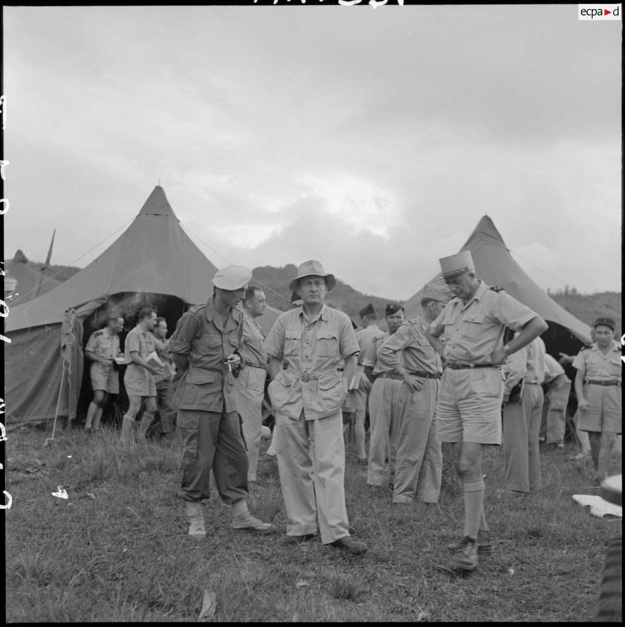 Monsieur de Chevign&eacute;, secr&eacute;taire d'Etat &agrave; la guerre et le g&eacute;n&eacute;ral de Linar&egrave;s, commandant les FTNV (forces terrestres du Nord-Vietnam), devant le PC op&eacute;rationnel de Na San.