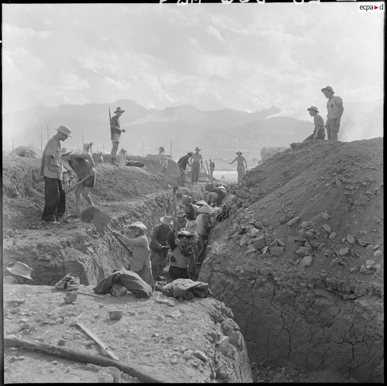 Travaux de fortifications au camp retranch&eacute; de Na San.