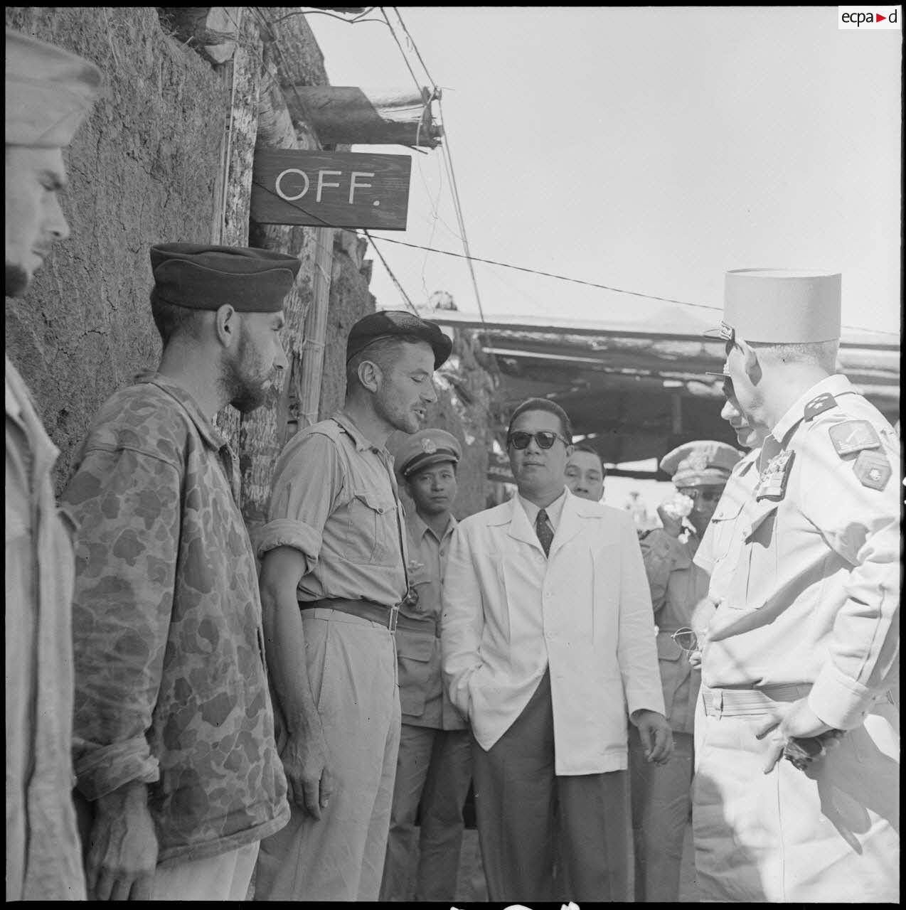 Sa Majest&eacute; Bao Da&iuml; s'entretient avec des soldats au PC de Na San.