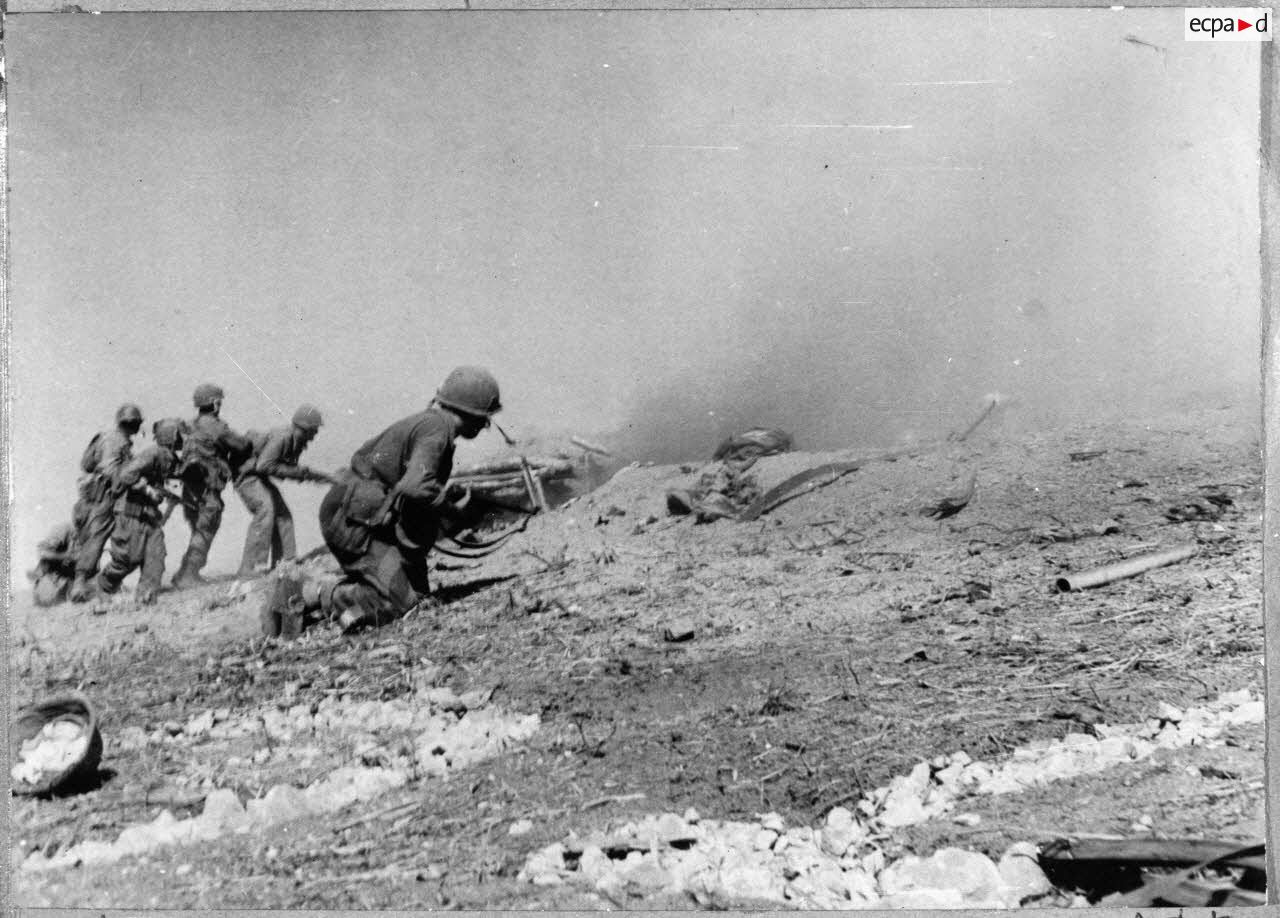 Progression de parachutistes lors de l'assaut sur le PA 24 &agrave; Na San.