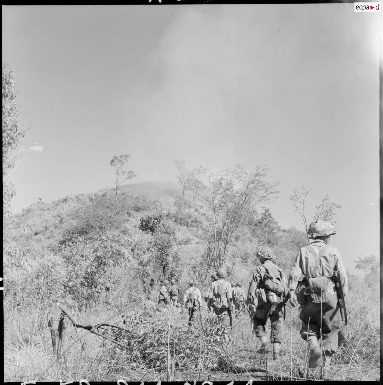 Progression des parachutistes vers le point d'appui 24 de Na San pris par le Vi&ecirc;t-minh.