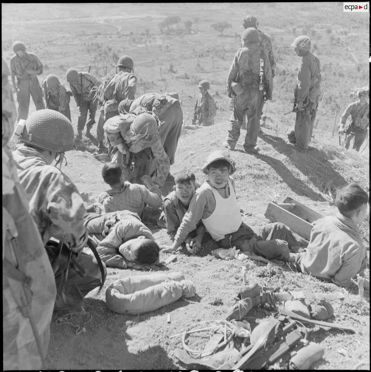 Apr&egrave;s l'assaut sur le PA 24 de Na San, les parachutistes comptent les Vi&ecirc;t-minh prisonniers ou morts.