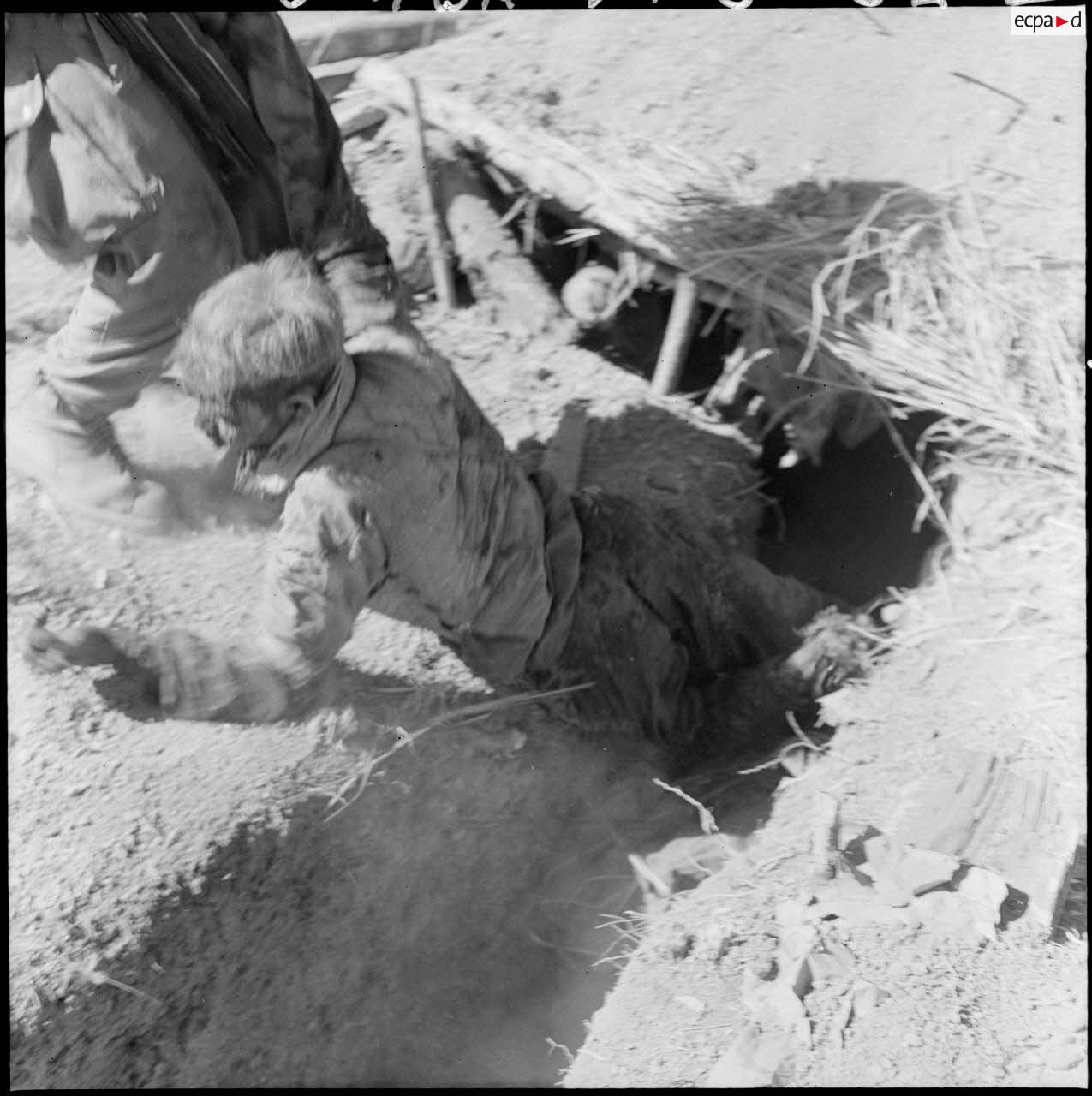 D&eacute;couverte et arrestation d'un combattant Vi&ecirc;t-minh bless&eacute; au cours de l'assaut sur le PA 24 de Na San.