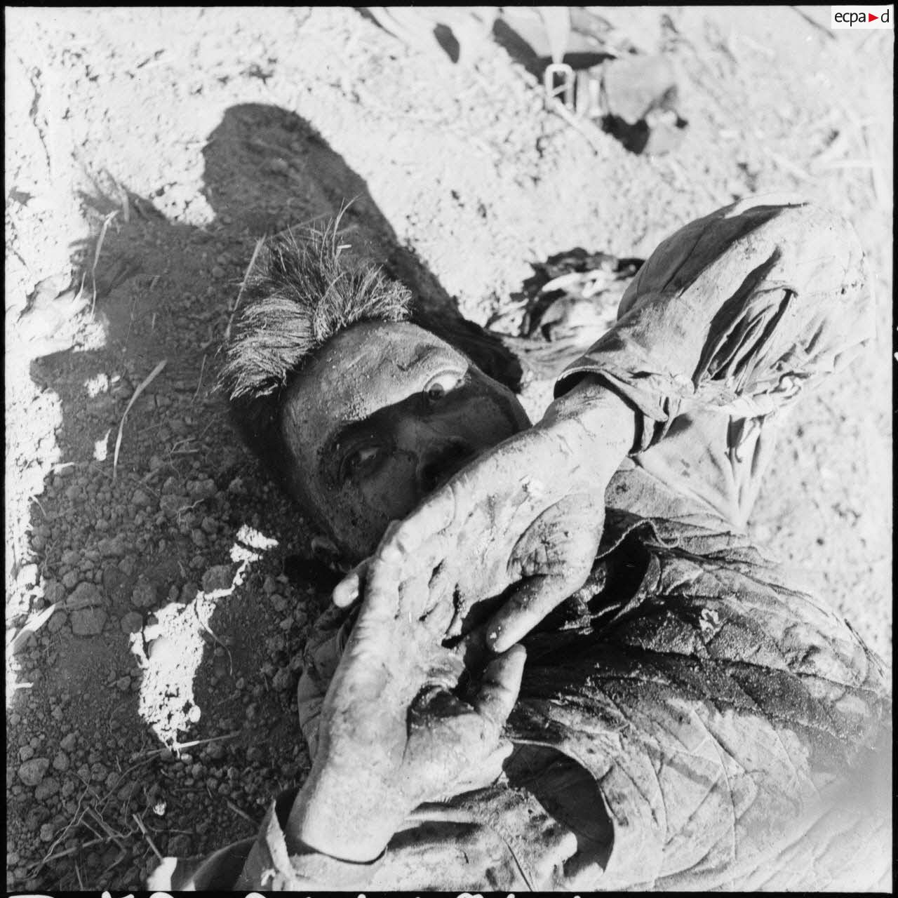 Un soldat Vietminh au sol lors de la bataille de Na San.