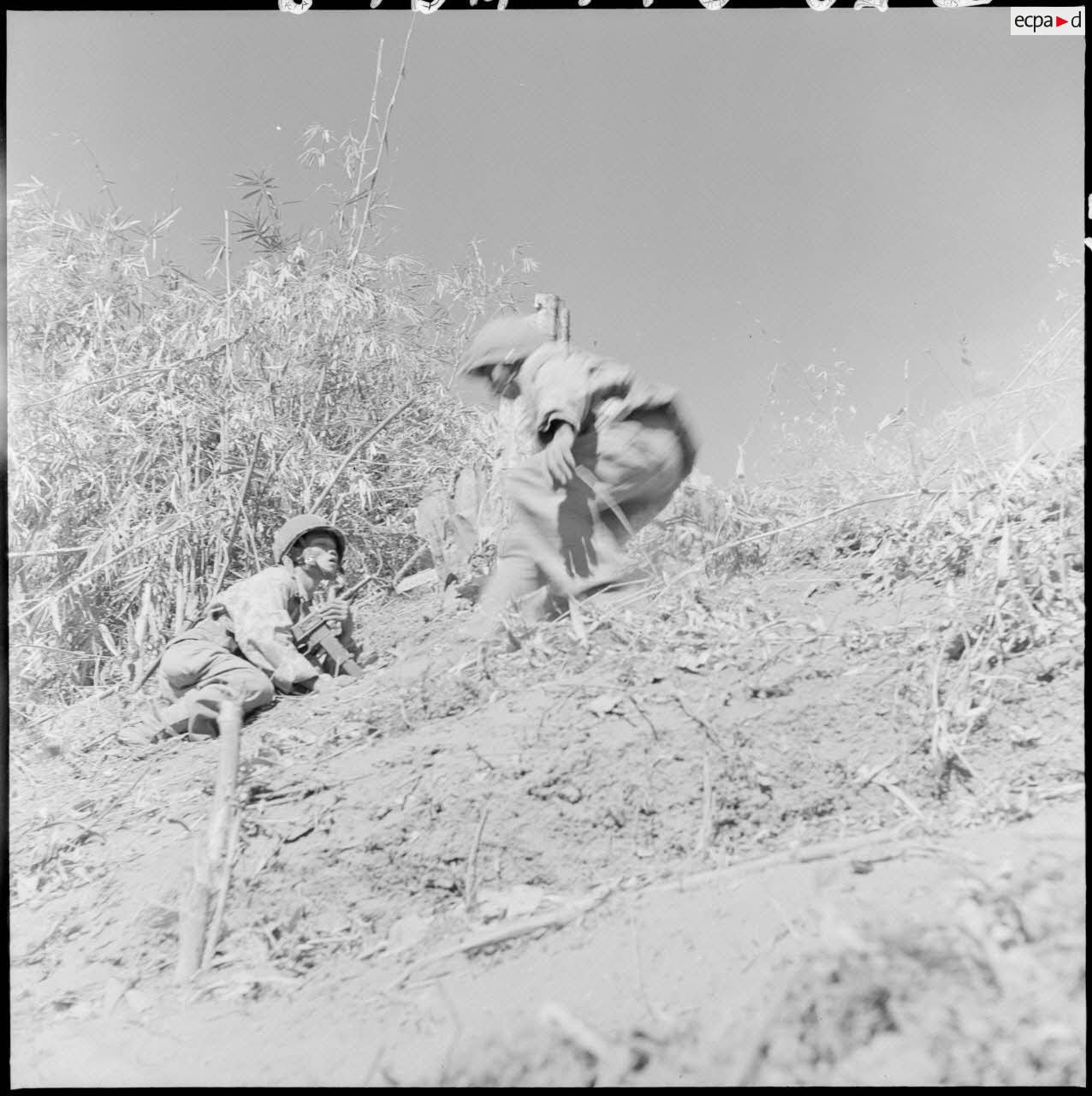 Assaut des parachutistes lors de la contre-attaque sur le PA 24 &agrave; Na San.