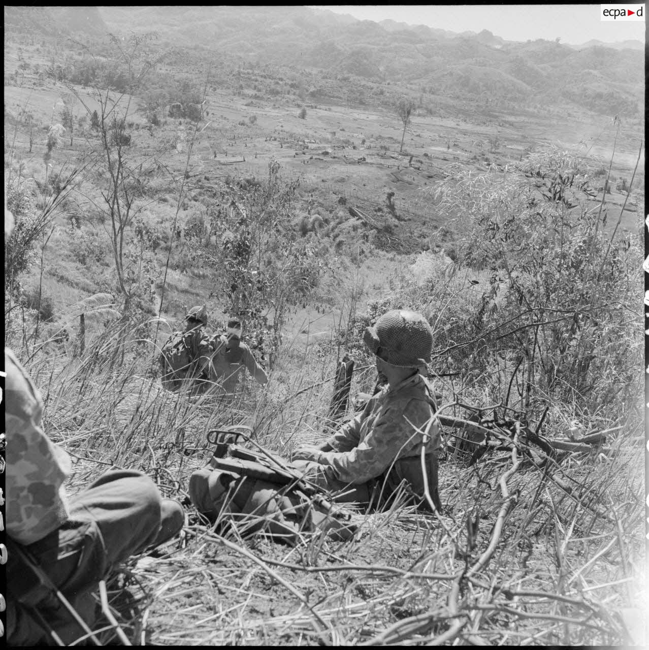 Des parachutistes post&eacute;s en haut d'un point d'appui qui domine la cuvette de Na San.
