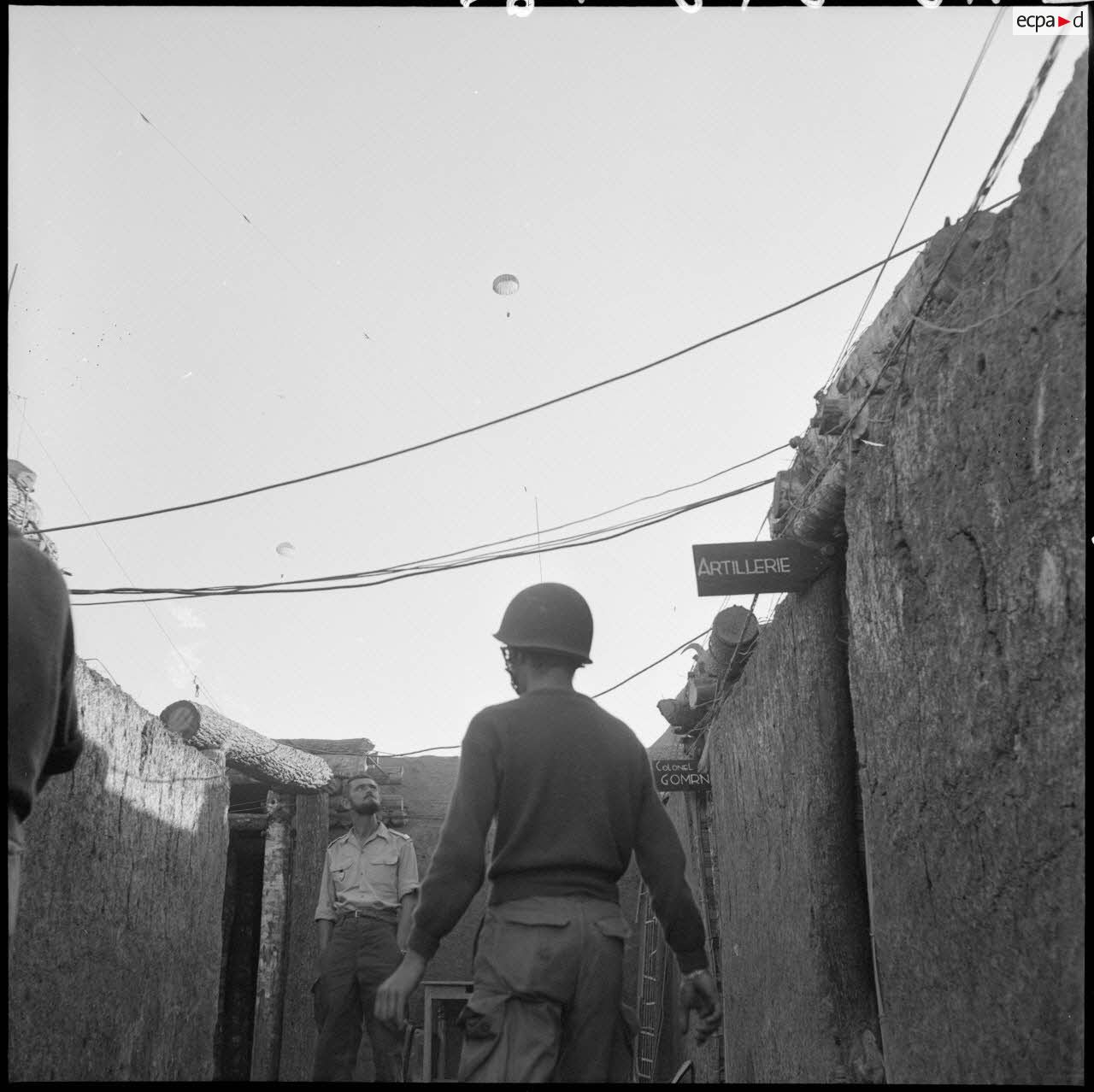 Parachutage de munitions sur le camp retranch&eacute; de Na San, vu depuis le poste de commandement &eacute;tabli dans une tranch&eacute;e.