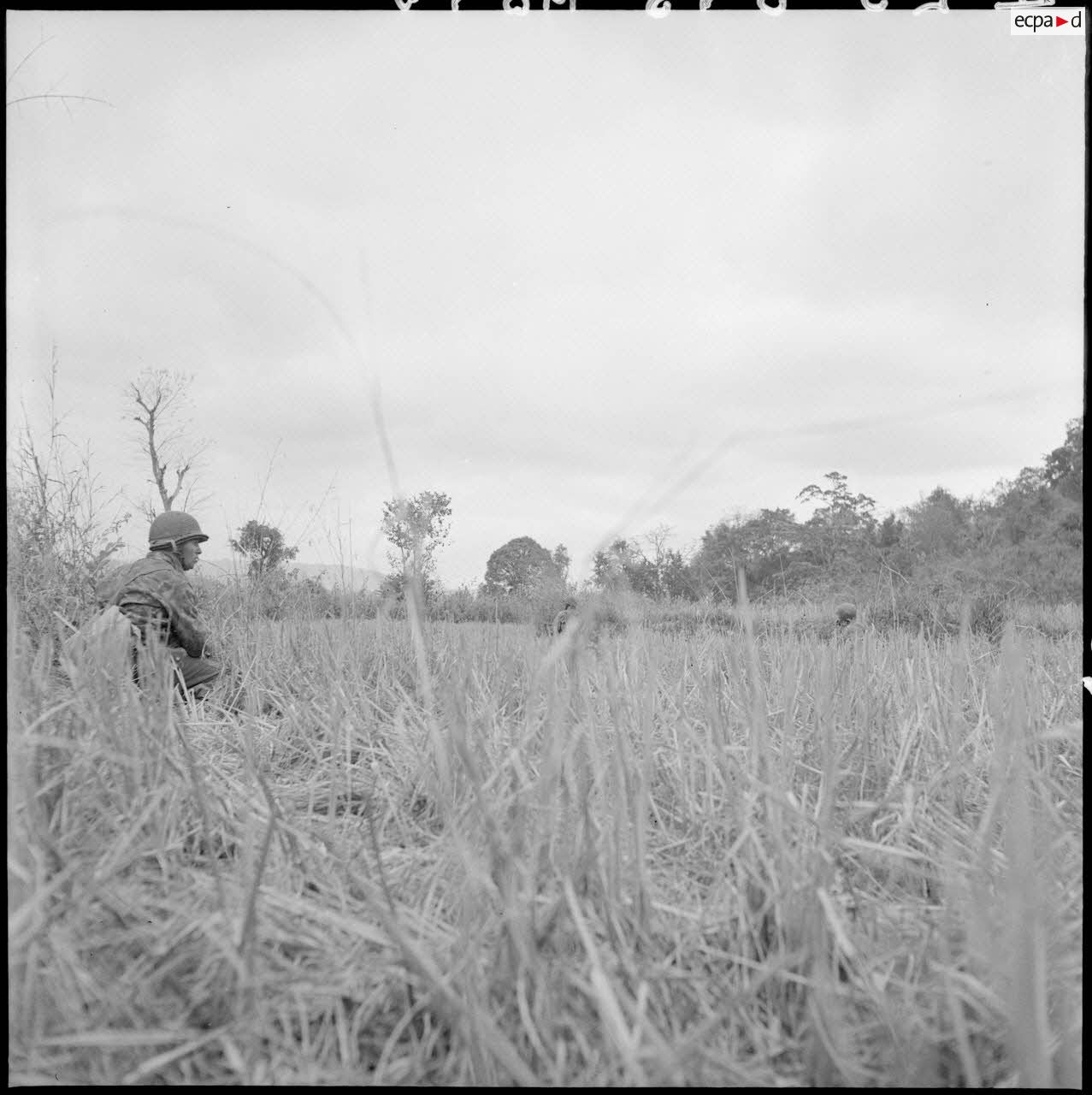 Progression des soldats du 3e BPC (bataillon de parachutistes coloniaux)  lors d'une reconnaissance &agrave; l'ext&eacute;rieur du camp retranch&eacute; de Na San.