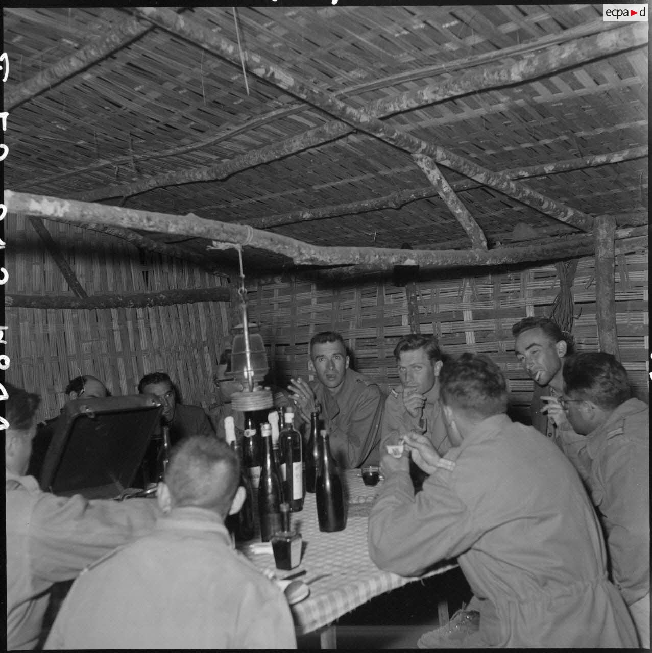 Le commandant Charley, de la 61e compagnie du G&eacute;nie, f&ecirc;te la Sainte-Barbe entour&eacute; de ses hommes et officiers.