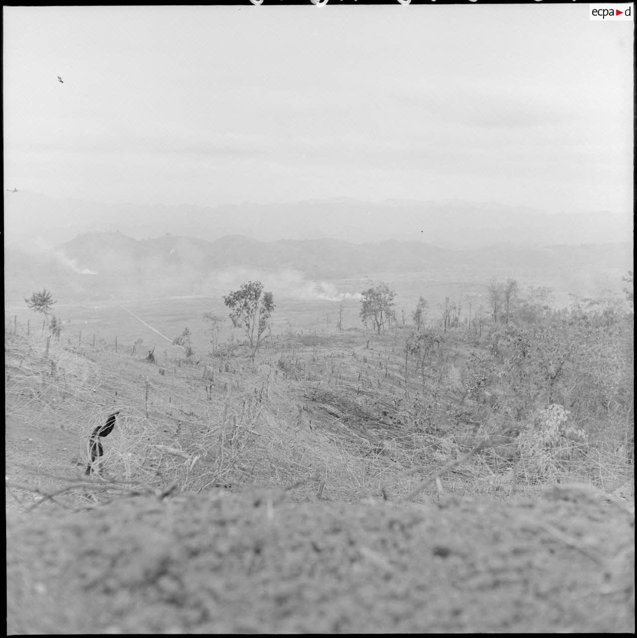 Vue prise depuis le point d'appui 21 bis du camp retranch&eacute; de Na San apr&egrave;s l'attaque g&eacute;n&eacute;rale.