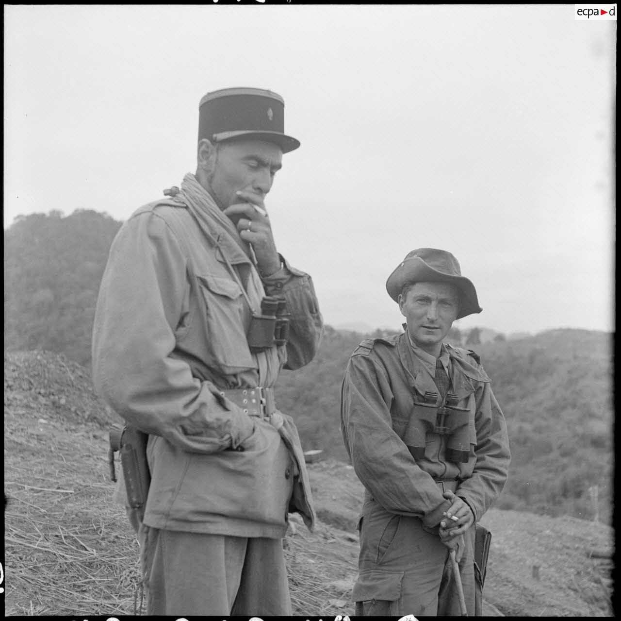 Des lieutenants du 3/5e REI ayant repouss&eacute; les attaques lors de l'offensive Vi&ecirc;t-minh sur Na San.