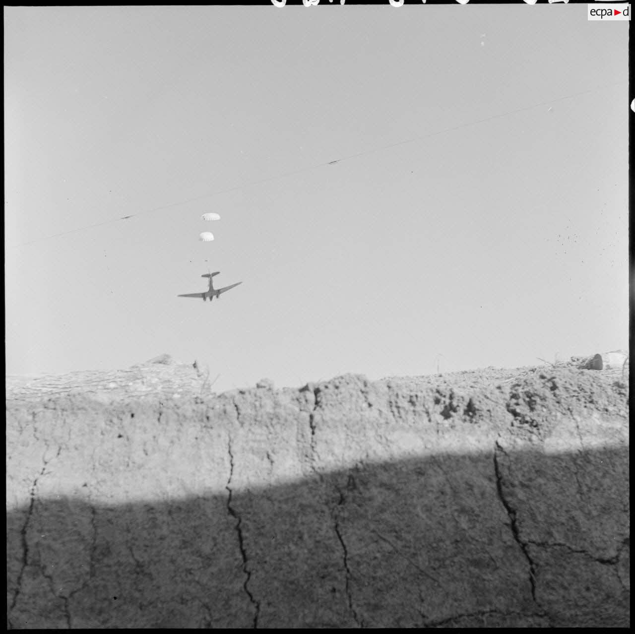 Parachutage de munitions sur le camp retranch&eacute; de Na San, vu depuis le poste de commandement &eacute;tabli dans une tranch&eacute;e.