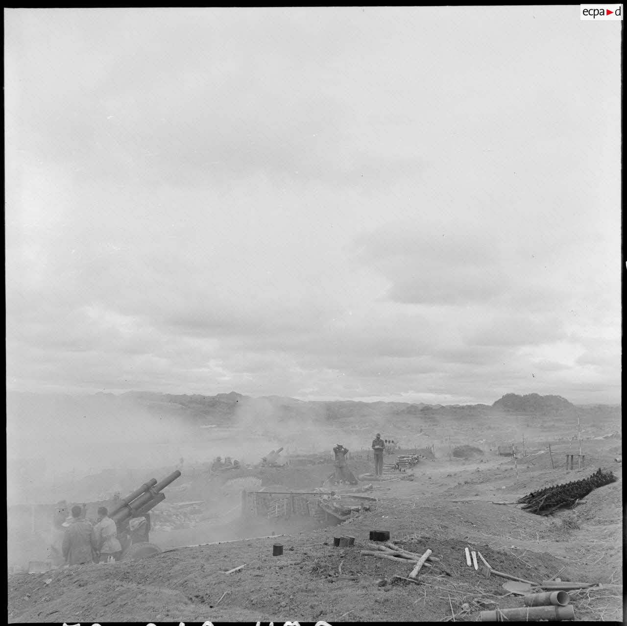 Tir d'obusier M2A1 de 105 mm du 5e GAVN (groupe d'artillerie vietnamien).