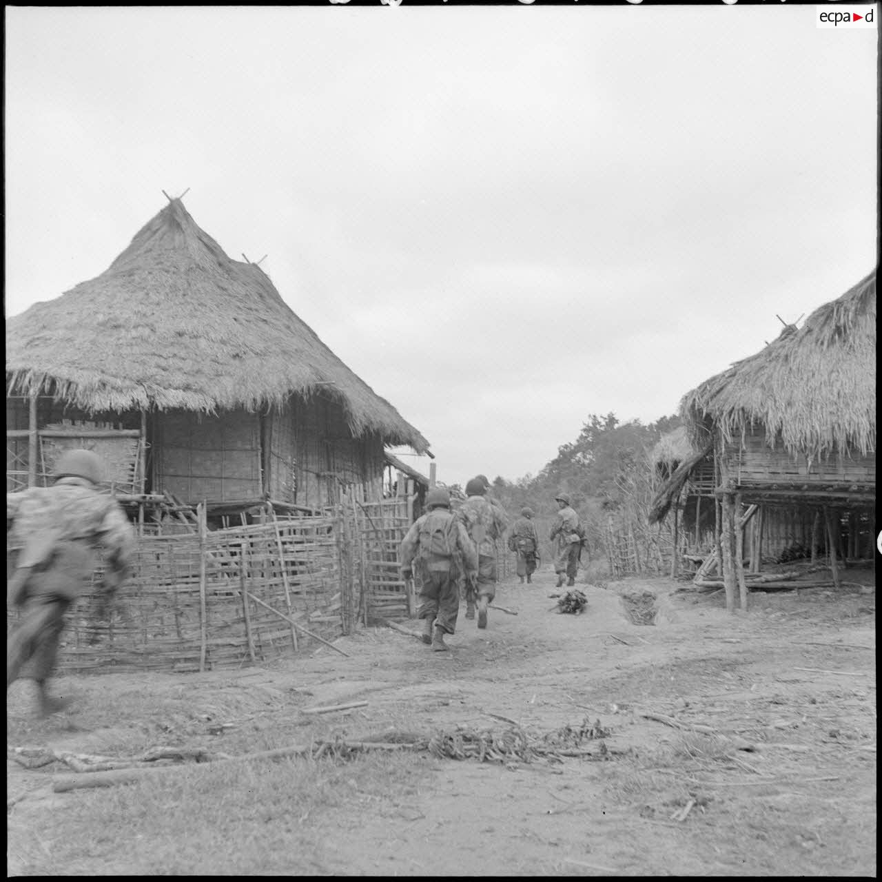 Progression des soldats du 3e BPC (bataillon de parachutistes coloniaux) lors d'une reconnaissance &agrave; l'ext&eacute;rieur du camp retranch&eacute; de Na San.