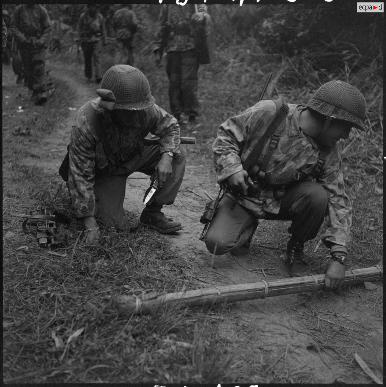 Patrouille de parachutistes aux abords de Na San.