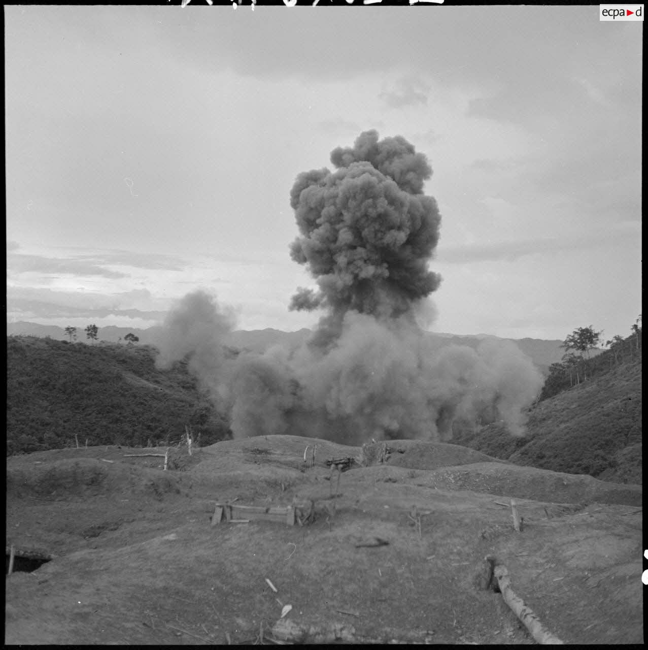 Destruction par explosif d'un point d'appui du camp retranch&eacute; de Na San r&eacute;alis&eacute;e par le G&eacute;nie au moment de l'&eacute;vacuation du camp.