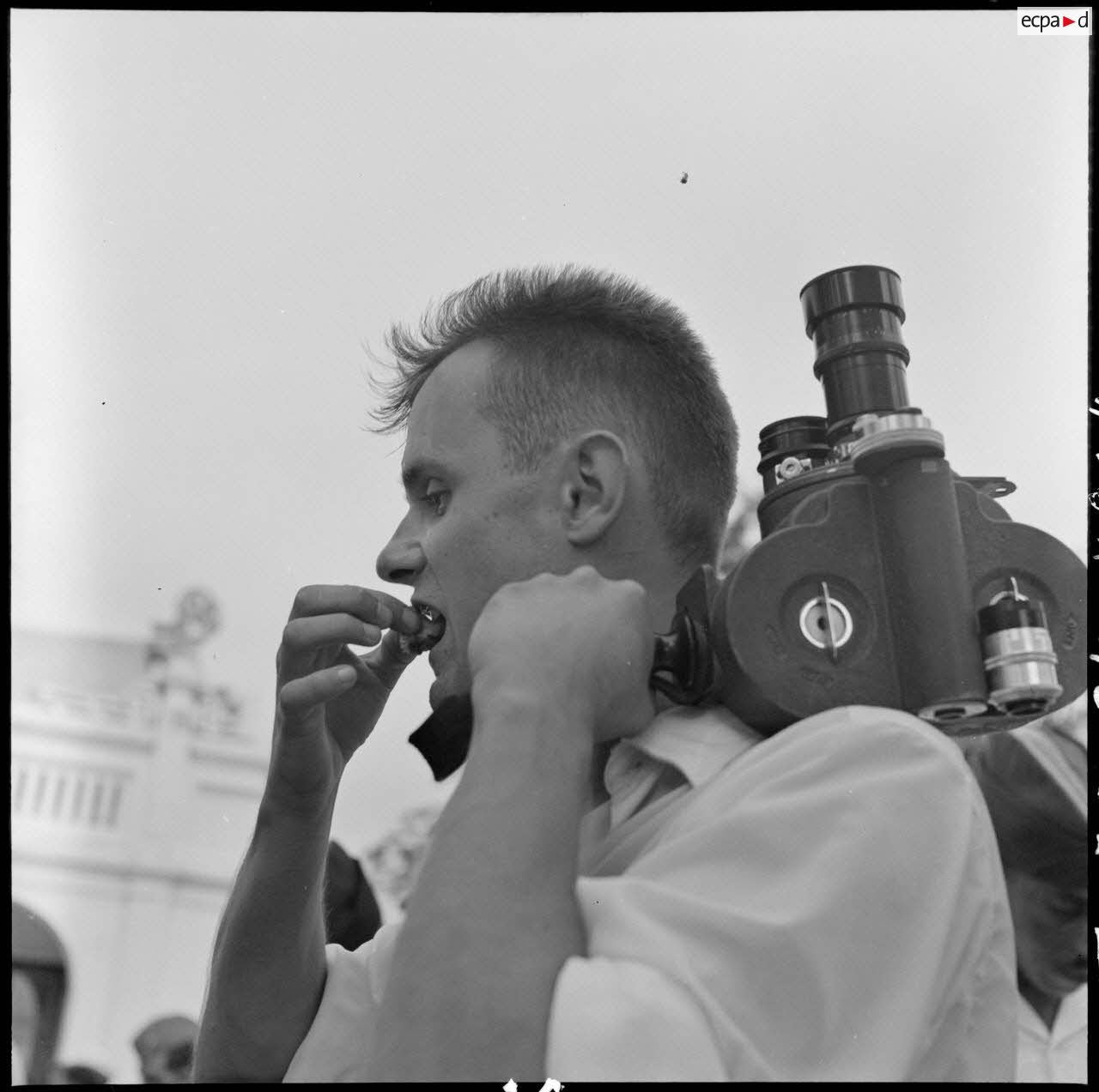 Le caméraman Pierre Schoendoerffer au cours de la fête de l'Aïd el-Kébir au 8e RSA (régiment de spahis algériens).